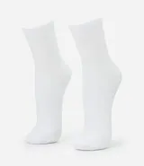 Kit de dos pares de medias deportivas blancas de caña media, confeccionadas en poliamida con buenas prácticas ambientales, de toque suave y ajuste cómodo.