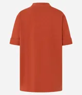 Remera de malla color blanco, de corte recto y mangas cortas con dobladillo.