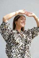Camisa de manga larga con cuello mao y estampado animal print en tonos crudo, negro y marrón.