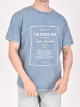 Remera negra con estampa rectangular con diseño abstracto de líneas blancas y texto "Break All The Rules New York City".