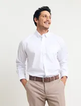 Camisa azul de algodón con elastano, cuello button-down y manga larga.