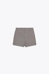 Short de tiro alto con estampado de cuadros en blanco y negro.