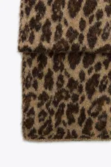 Bufanda rectangular de lana y alpaca con estampado de leopardo en tonos beige y marrón.