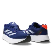 Championes de running azul con parte superior de malla aireada, diseñados para estabilidad y ligereza, fabricados parcialmente con materiales reciclados.