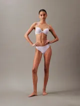 Conjunto de lencería color lila, compuesto por un corpiño con aro y breteles regulables, y una bombacha tipo colaless.