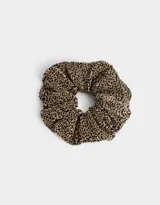 Maxi scrunchie o gomita de pelo con estampado animal print y tela plisada.