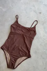 Traje de baño enterizo marrón con breteles finos, escote en U y espalda redondeada.