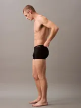 Bóxer negro Calvin Klein de talle bajo, confeccionado en microfibra suave que absorbe la humedad. Cintura elástica con logo multicolor.