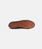 Zapatillas bajas de gamuza negra con suela y cordones negros.