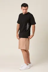 Bermuda azul marino de corte suelto en friza melange, con cintura elástica, cordón de ajuste y bolsillos laterales.