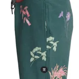 Short de baño verde con estampado de flores y cintura marrón.