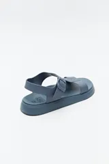 Sandalia baja color celeste con diseño de tiras anchas y hebilla lateral.