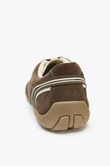 Zapatillas deportivas marrones con detalles en gamuza y malla, cordones marrones y suela beige.