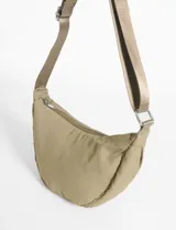 Bandolera marrón de nylon con correa ajustable.