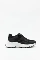 Zapatillas negras con recortes en gamuza y textil transpirable, cordones a tono y plataforma de 5cm de alto.