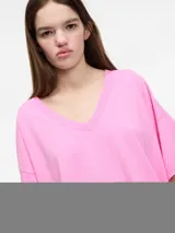 Remera rosa de algodón con escote en V y corte amplio.