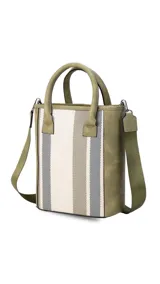 Matera azul marino con diseño frontal en telar rayado en tonos azules, blancos y amarillos. Cuenta con doble asa de mano y correa de hombro ajustable.