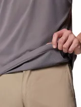 Remera gris de cuello redondo y manga corta, con logo de Columbia en el pecho. Confeccionada con tejido transpirable Omni-Freeze ZERO™ y Omni-Wick™ para mayor frescura y absorción de la humedad.