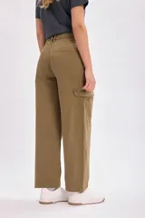 Pantalón jean cargo color verde militar, de corte recto y tiro alto, con bolsillos laterales y traseros.