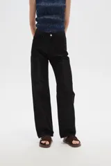 Pantalón de jean negro con glitter, corte recto y tiro alto.