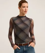 Blusa de tul de manga larga con cuello alto y estampado de cuadros escoceses en tonos marrones, azules y grises.