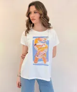 Remera blanca de algodón con estampado de dos tucanes de colores sobre un rectángulo celeste.