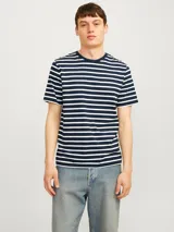 Camiseta de manga corta con cuello redondo, a rayas horizontales azul marino y blancas.