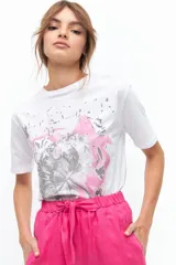 Pantalón de lino color marrón claro, con corte recto, cintura alta con lazo ajustable, elástico en la parte trasera y presillas en las piernas.