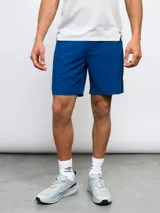 Short deportivo azul de entrenamiento, con pretina en contraste y logo de la marca en la pierna.
