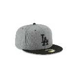 Gorra New Era 59Fifty cerrada de Los Angeles Dodgers, color gris con visera negra y logo del equipo bordado en negro.
