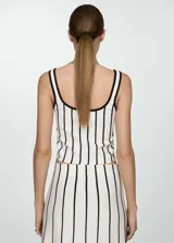 Top corto de punto color blanco con rayas verticales negras, breteles anchos y escote cuadrado.