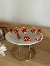 Gargantilla hecha a mano en bronce con piedras rojas y doradas.