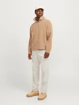 Pantalón cargo color beige de corte relajado con cierre de gancho y cremallera. Cuenta con bolsillos traseros, frontales y laterales, tiro medio y detalle de cordones en los dobladillos. Marca Jack & Jones.