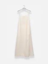 Vestido largo celeste de breteles finos, escote recto y lazos ajustables en los costados.