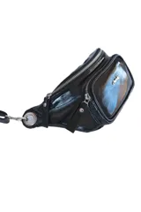 Riñonera negra de charol con correa ajustable y cierre plateado.