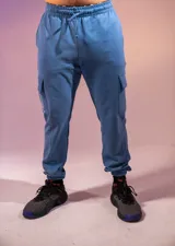 Pantalón cargo azul con bolsillos laterales y cordón ajustable en la cintura.