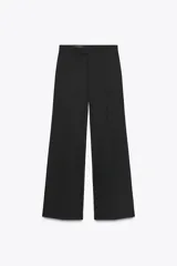 Pantalón negro de vestir, de tiro alto y pierna recta.