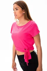 Remera fucsia de algodón y elastano, con escote redondo y corte a la cintura con lazo.