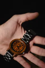 Reloj de pulsera con caja de madera de sándalo rojo y malla de madera de chacate preto.