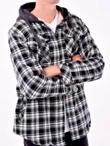 Campera tipo camisa de franela a cuadros blancos y negros, con capucha gris y forro de piel sintética color crema.