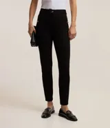 Pantalón legging negro de punto roma con botones dorados decorativos.