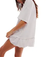 Remera negra holgada de manga corta con escote redondo y detalle de volantes en el ruedo.