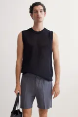 Short gris de algodón y lino con cierre y corchete oculto. Piernas con raya, bolsillos en las costuras laterales y bolsillo insertado atrás. Corte estándar para una silueta clásica y cómoda.