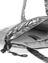 Bolso tipo shopper plateado con diseño acolchado horizontal. Tiene doble asa de hombro y cierre superior con tirador. Incluye bolsillo interior con cierre y compartimento para laptop de hasta 15".