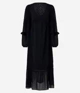 Vestido midi largo de crepé negro texturizado con volado en el bajo y mangas largas.