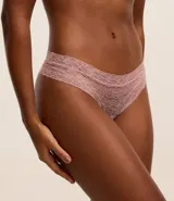 Bombacha bikini hilo de encaje floral color rosa.