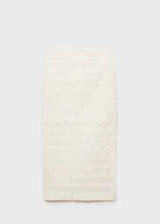 Falda midi color crudo con diseño calado de flores en relieve, tiro medio, corte recto, abertura lateral y cierre de cremallera lateral. Incluye forro interior.