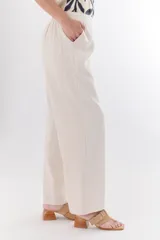 Pantalón de lino color beige con corte recto y diseño ligero.