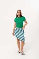 Minifalda con estampado geométrico en tonos celeste, blanco y verde.