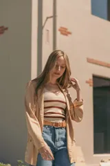 Musculosa de hilo color crudo con rayas horizontales marrones y escote en V.